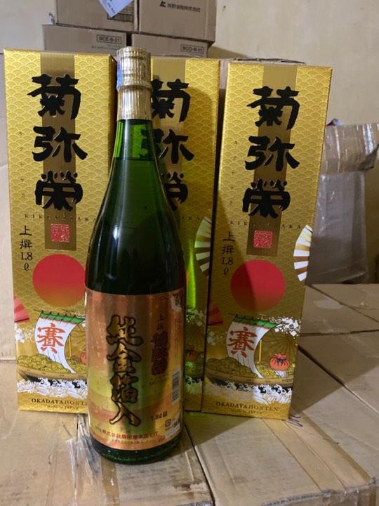 Rượu Sake vẩy vàng Kikuyasaka 1,8 lít Nhật Bản