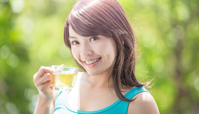 phụ nữ Nhật uống trà xanh